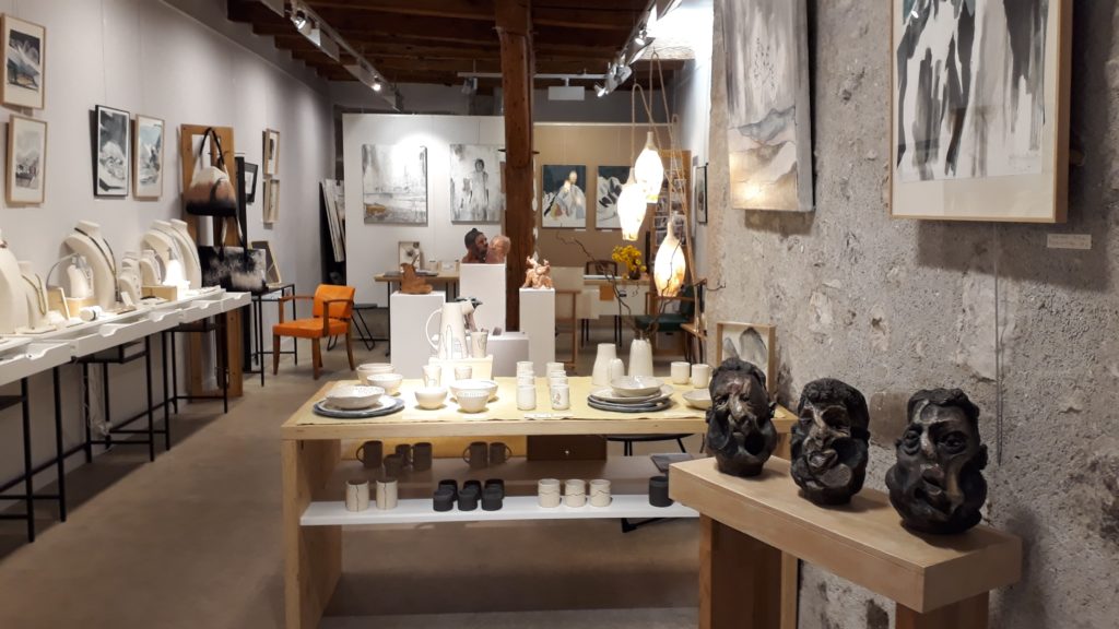 Photo de la galerie CARACTÈRES à Chambéry et de l'exposition de Christian Charras, sculpteur, du 16 juin au 10 juillet 2021