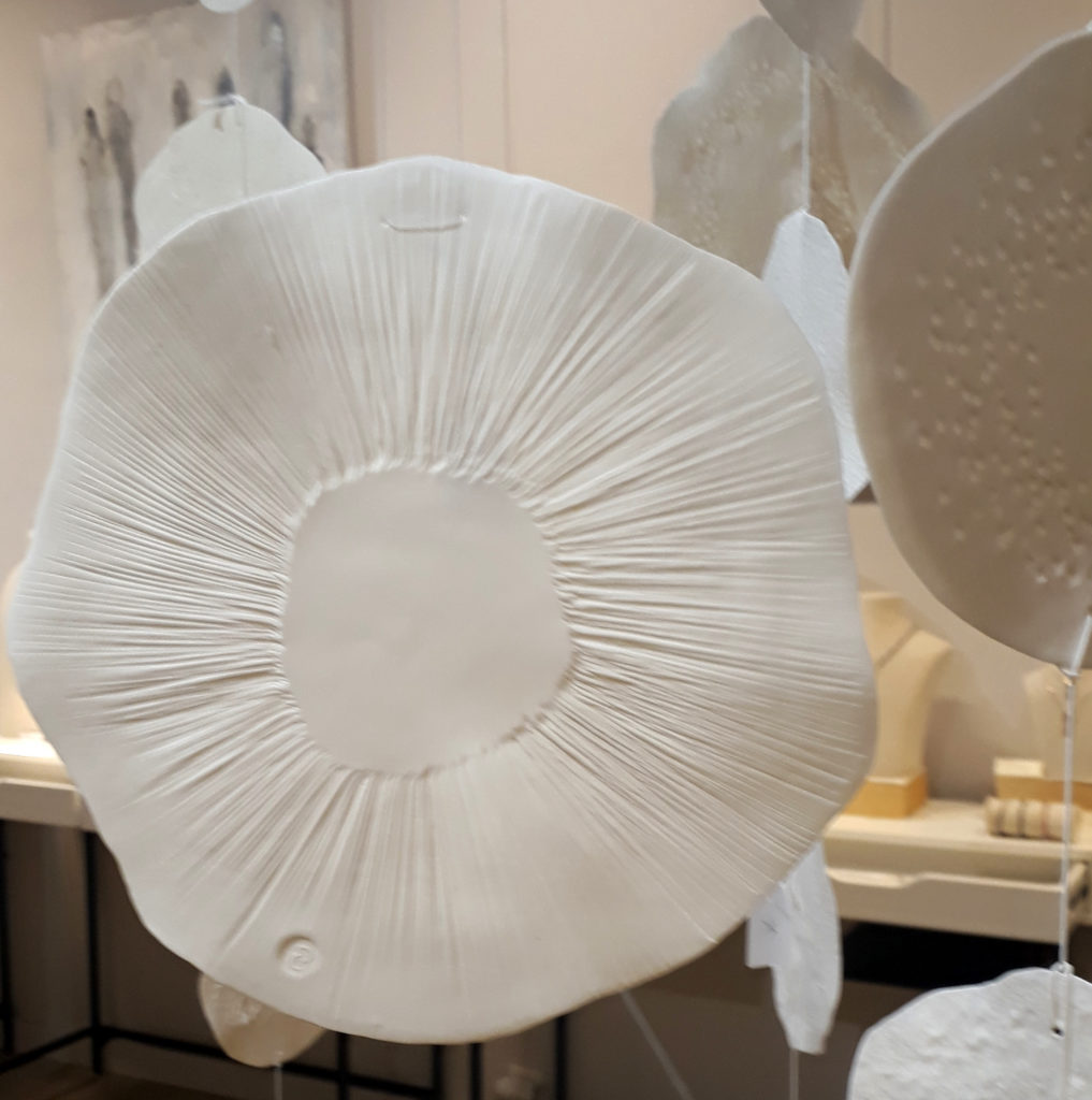 Suspension en porcelaine de la sculptrice Catherine Crozon
