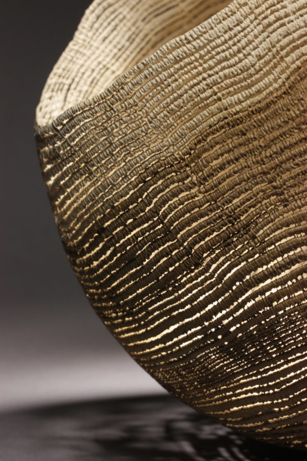 Détail d'une sculpture en bois de chêne de Pascal Oudet