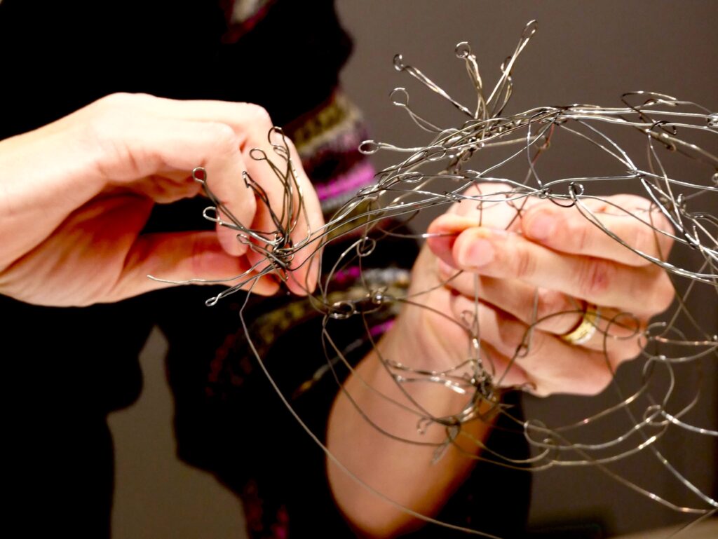 Photo d'une démonstration de sculpture de Fabienne Quénard