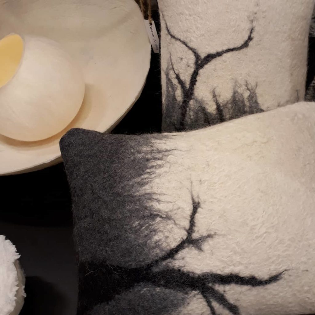 Lampes, coussins galets et étole en laine feutrée de Frédérique Gervasoni