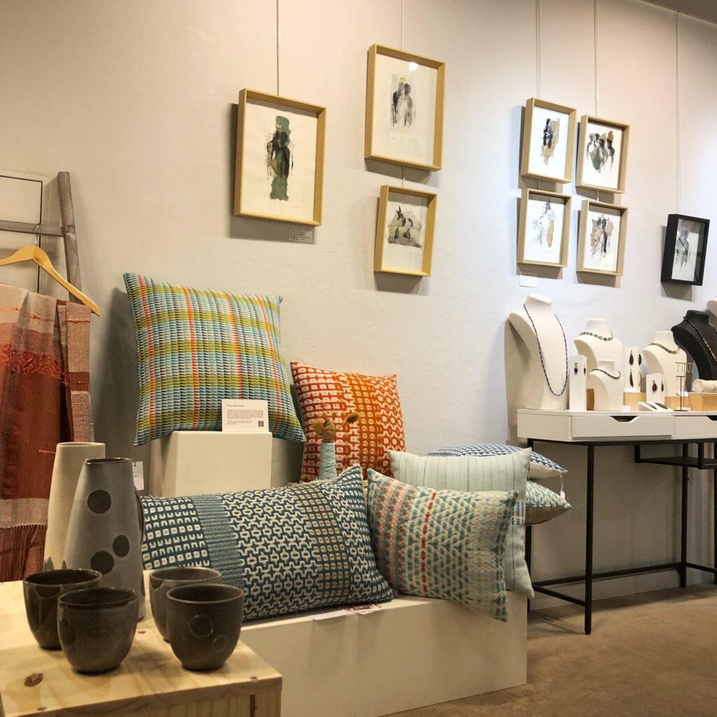 Vue de la galerie CARACTÈRES : Tissages de Petra Marciniak, tableaux de Chloé Mathiez et Bijoux de Juliette Pailler