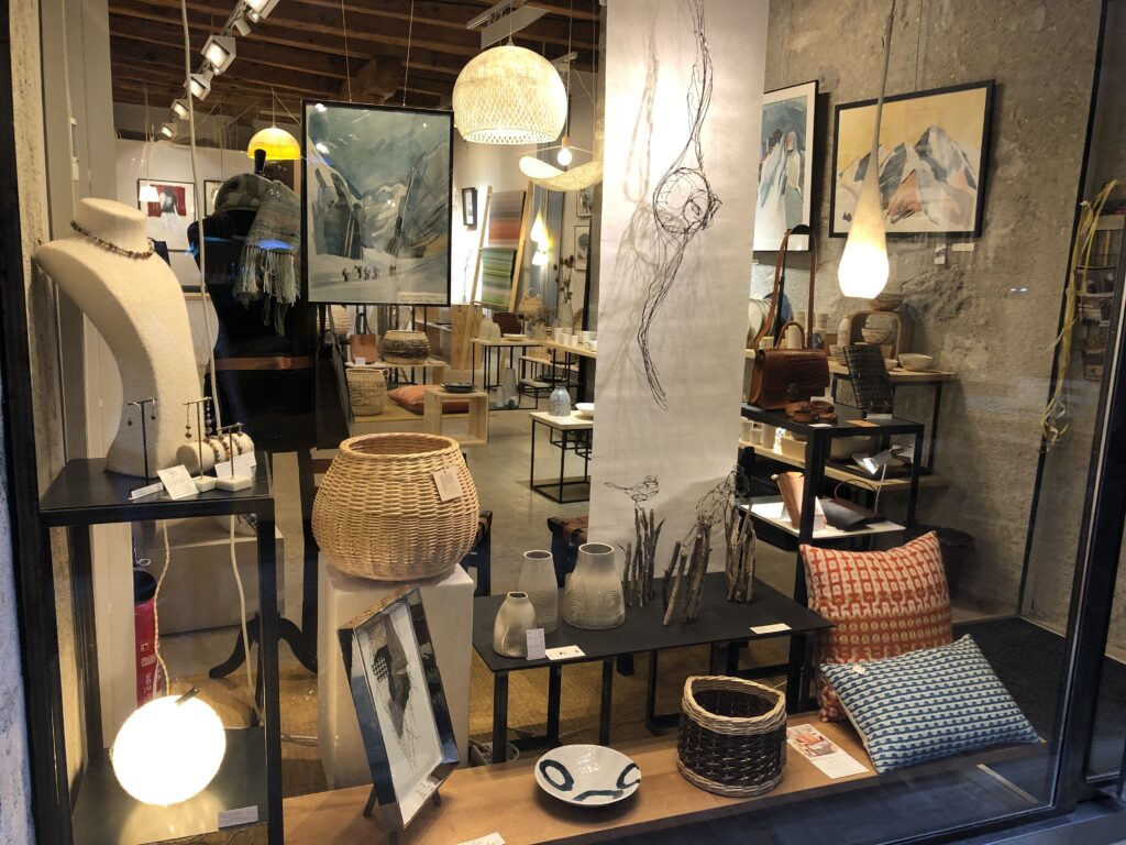 Vitrine de la galerie CARACTERES 30 rie Basse du Château à Chambéry