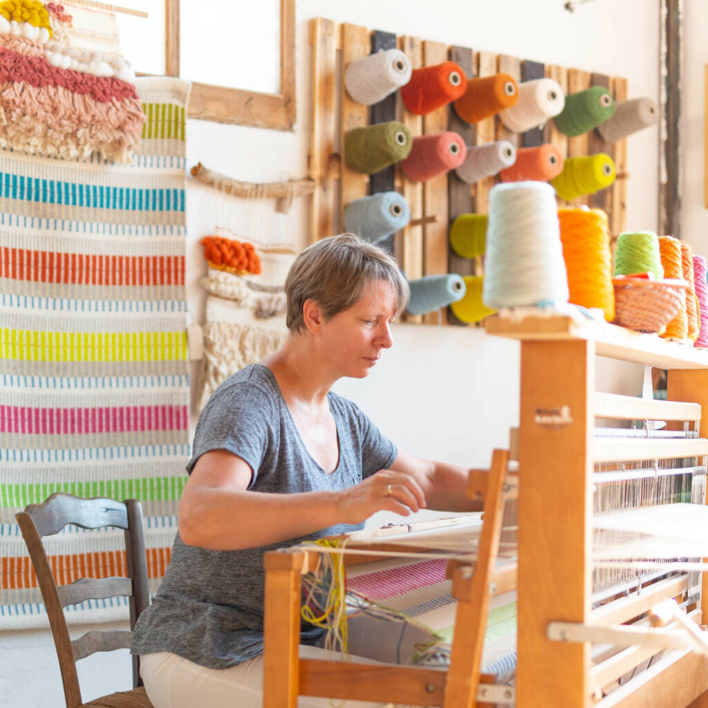 Photo de l'atelier de tissage de Petra Marciniak exposant à la galerie CARACTERES à Chambéry