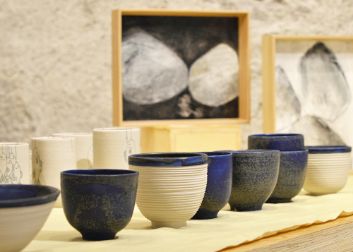 Céramiques de Sandra NURY-MATHYS et peintures de Chloé MATHIEZ. Rencontrez-les à la galerie CARACTÈRES à Chambéry !
