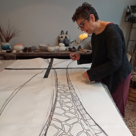 Portrait de Frédérique Gervasoni dans son atelier